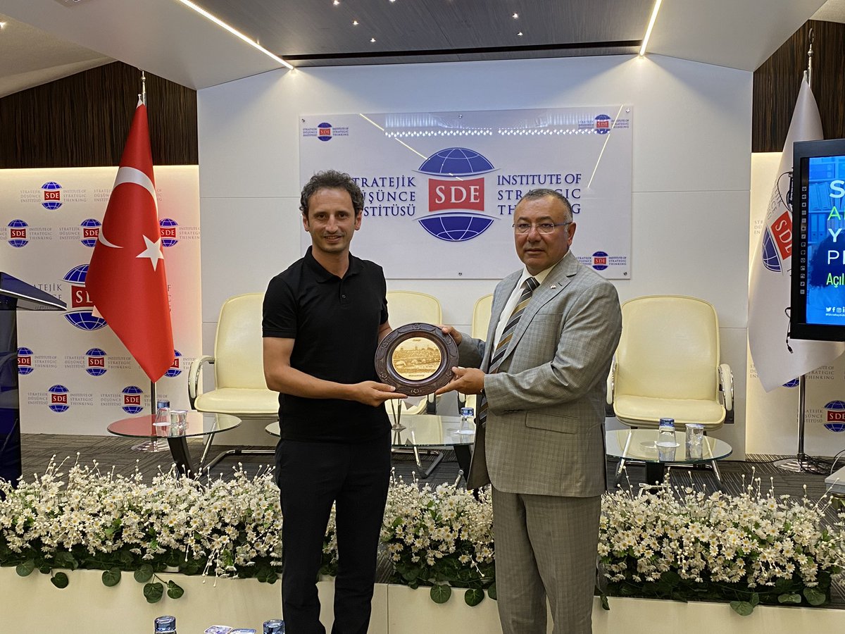 balkanfound's tweet photo. Dernek başkanımız @sevbaabdula ve yöneticilerimiz Stratejik Düşünce Enstitüsü @sdeorg başkanı Doç.Dr. Güray Alpar, Prof.Dr. Tevfik Erdem hocaya ziyarette bulundular. Balkan Çalışmaları bağlamında ortak projelerin zemini istişare edildi. https://t.co/4yhvHsUYak
