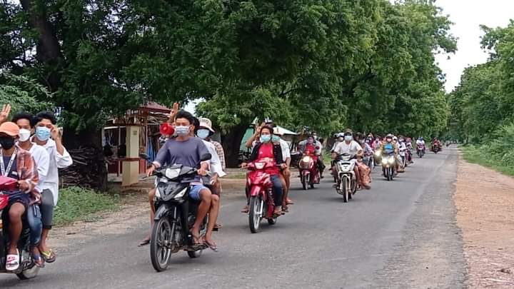 MyintAnna's tweet photo. Anti-regime protesters with motorcycles took to the streets in Latpadaung, Sarlingyi to protest against the military regime.

#RecognizeNUG #Aug16Coup
#WhatsHappeningInMyanmar https://t.co/T3O8nWqeFi