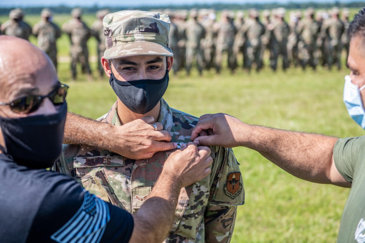 MCoEFortBenning's tweet photo. Happy National #AirborneDay the right way! 

Soldiers from the 507th PIR and Liberty Jump Team took to the skies Friday and landed into #Airborne School's Bravo Co. graduation on Fryar Drop Zone. https://t.co/85KtlY8YUf
