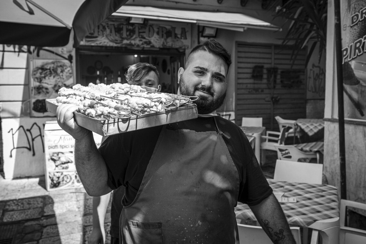 pepescoda's tweet photo. Stigghiole al barri de la Vucciria, un plat típic tradicional de #Palerm #Sicilia broquetes de tripa de corder amb julivert fetes a la brasa de llenya, carbó. 

#photography ©️PepEscoda 
#Sicily 

Potser ho veus millor aquí @jmcruset i feta explicació, salut! https://t.co/8vxCaN4i8y