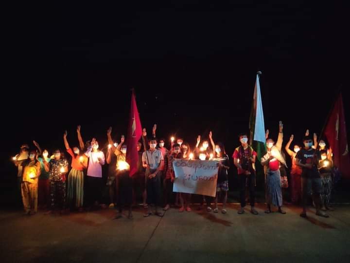 MyintAnna's tweet photo. Night strike in Ashae Taw,Dawei tonight by lightning candles and protesting peacefully against the dictatorship.

#RecognizeNUG #Aug16Coup
#WhatsHappeningInMyanmar https://t.co/YBSJ4bqoGK