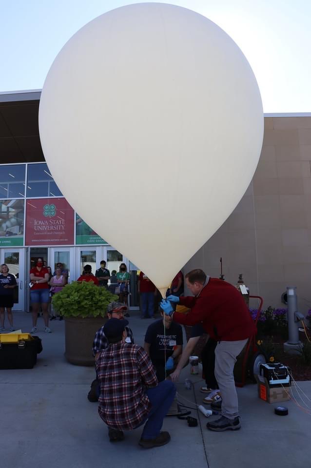 iastatejay's tweet photo. @Iowa 4-H and NASA Iowa Space Grant partnered with @Iowa State University’s College of Engineering @Make:2:Innovate (M:2:I) HABET program (https://t.co/nGv0wqjkXO) to launch Iowa State Fair food into space Sunday August 15, 2021. https://t.co/H6OpVZ4J05