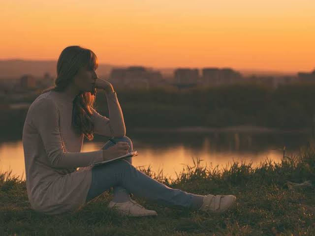 उसने कहा, "यह शाम का वक़्त है
कविताओं के सृजन का" 

मुझे माँ याद आईं
शाम के वक़्त ग़लती से भी नहीं रोना!

मुझे लगा, कविताएँ लिखने के लिए
शाम से बेहतर कोई वक़्त हो ही नहीं सकता..!!

~ पूनम सोनछात्रा <a href="/PoonamSonchhat1/">Poonam Sonchhatra</a> 
#काव्य_कृति ✍️