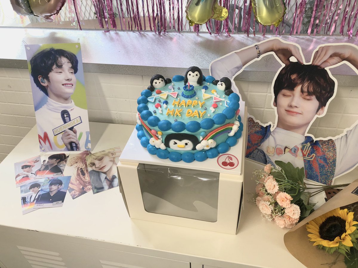 #오늘도_예쁜_휴닝이 
우디깅.. 작년에 이어 너무나도 예쁘게 꾸미시고.. 진짜..진짜 짱🤤🤤 사진들 넋 놓고 보느라 사진도 못 찍었다네요.. 아기자기 알록달록한 색상들이 휴닝이를 잘 표현해주는 넘 완벽한 곳이었어용🥰 이것이..눈호강..🥰🤩❤️
