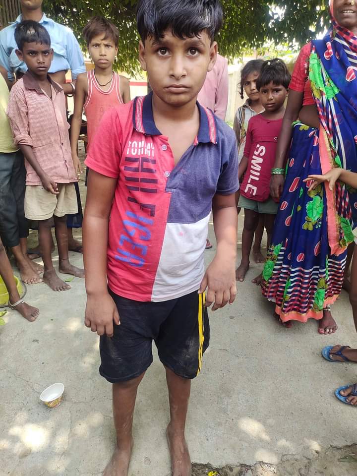 @upgrp_hq यह एक बच्चा कही से शाहजहांपुर महमदपुर निगोही ब्लाक में आ गया है जिस किसी को इस की जानकारी हो वहां के ग्राम प्रधान के पास बच्चा हैं कृपया बच्चे को परिवार तक सकुशल पहुंचाने का कष्ट करें।मो न 9260977319 <a href="/Uppolice/">UP POLICE</a> <a href="/spgrpagra/">SP GRP AGRA</a> <a href="/spgrpallahabad/">SP GRP PRAYAGRAJ</a> <a href="/shahjahanpurpol/">SHAHJAHANPUR POLICE</a>