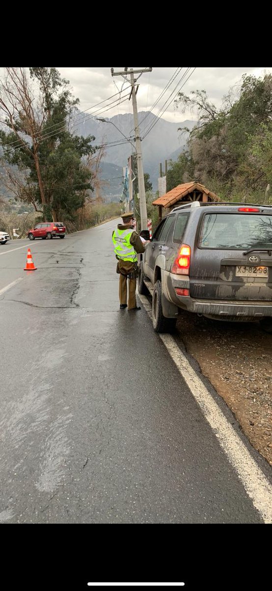 CarabPrefCord's tweet image. #SanJoséMaipo: Carabineros de la Subcomisaría Fronteriza realizan fiscalizaciones, tanto a conductores como peatones en el cruce Las Vertientes.
#LaPrevenciónEsNuestraEsencia