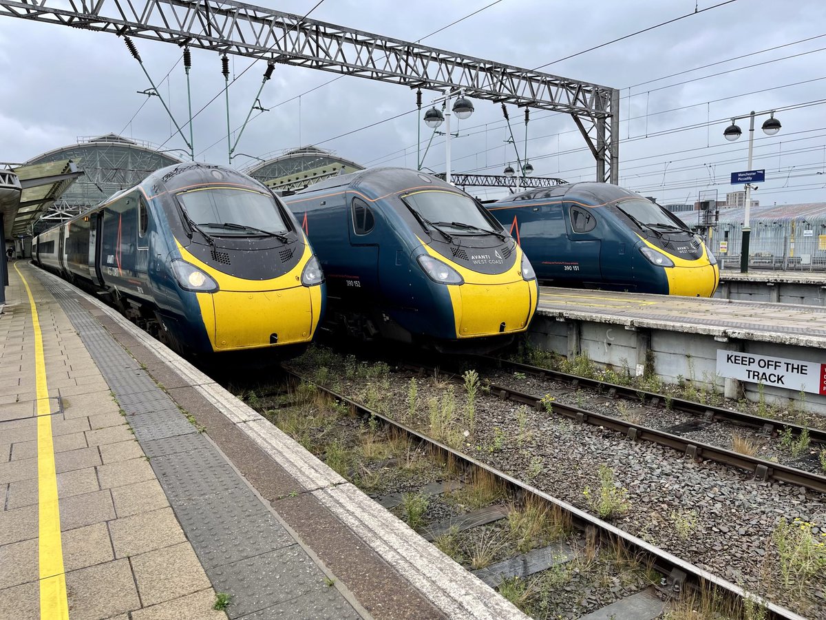 390151/152/114 at #ManchesterPiccadilly  it’s Pendo time. #class390 ⁦@AvantiWestCoast⁩