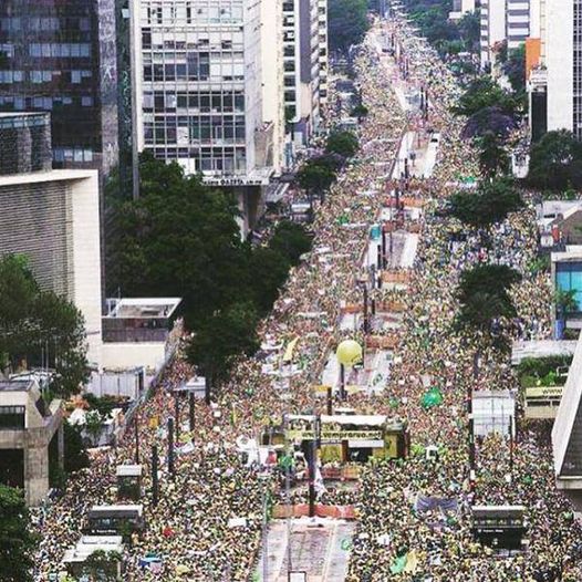 MarianPavia's tweet image. Um día como hoy en 2015 también era domingo. Y la gente en #Brasil estaba en las calles exigiendo #ForaDilma por muchísimo menos de lo que padecemos  acá.
Somos los más cobardes del planeta,