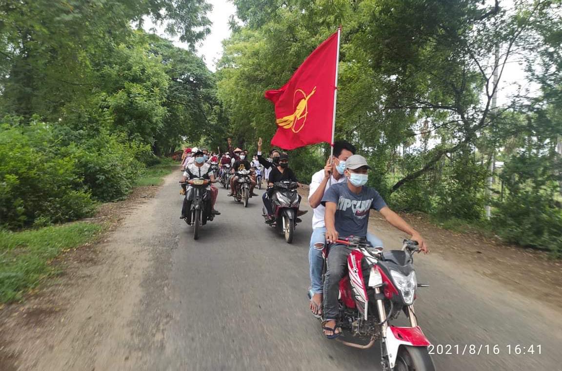 Myanmar_Now_Eng's tweet photo. The main protest column in Letpadaungtaung area, Sagaing, staged a motorcycle rally today (Aug 16), calling for the overthrow of Myanmar's military dictatorship. 

Photos: Bantkyi Nwe Phwar

#WhatsHappeningInMyanmar https://t.co/Gyuu9INbPg