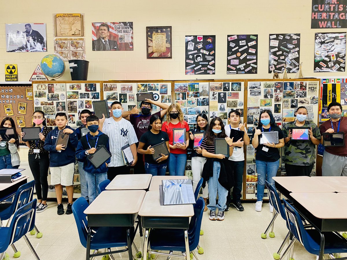 mrs_smoke's tweet image. Woot woot!!  iPad rollout day at @pvmiddleusd259!! Kids are excited for the magic to begin!!  #dpvils #wpsignitelearning