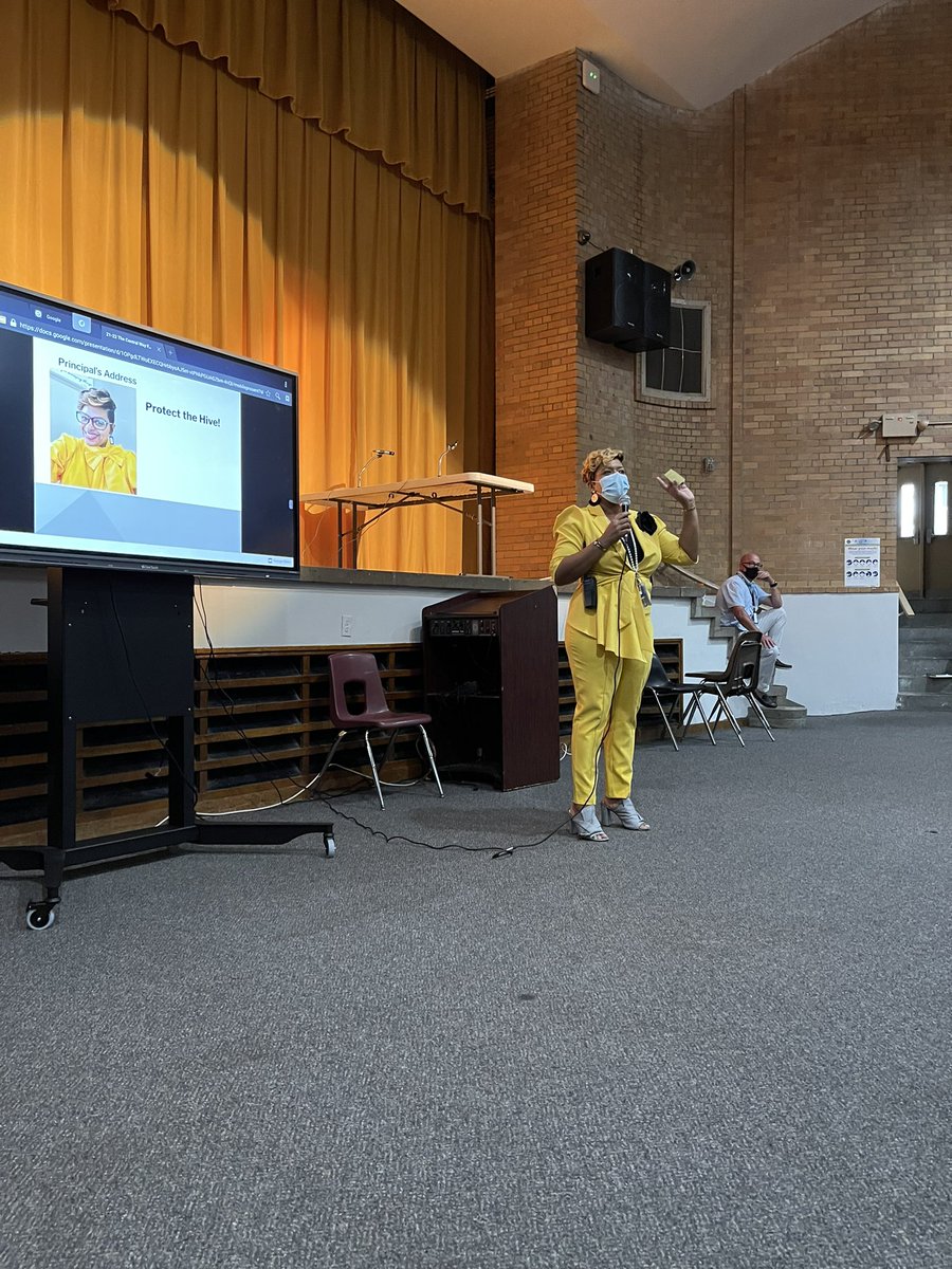 LouisvilleCHS's tweet photo. #Sophomores turn to meet Dr. Compton!
. . .
#wearejcps #jacketpride #excellence #shecameback
. . .
@JCPSKY https://t.co/RfHtuYjkE4