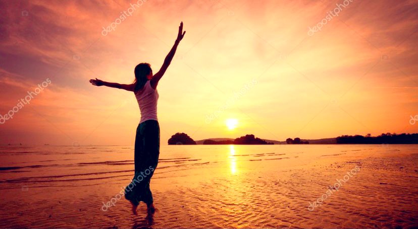 Человек с поднями руками. Самый крутой человек. Стать приятным. Успех в жизни. Человек с поднятой рукой.