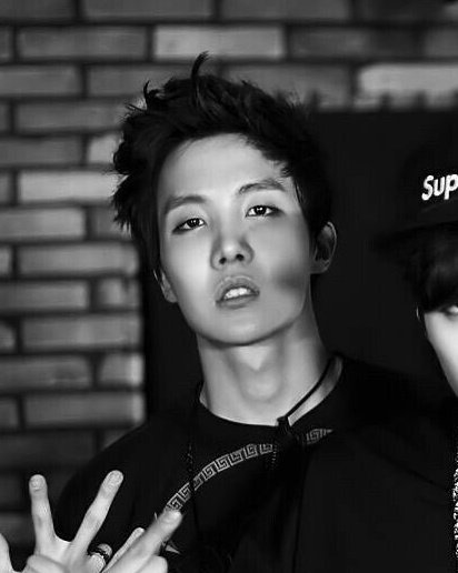 saseoks's tweet image. Os benefícios dos produtos Ivone! Parecem fotos do Hoseok na mesma era só que um antes e depois de pintar o cabelo. Como pode?