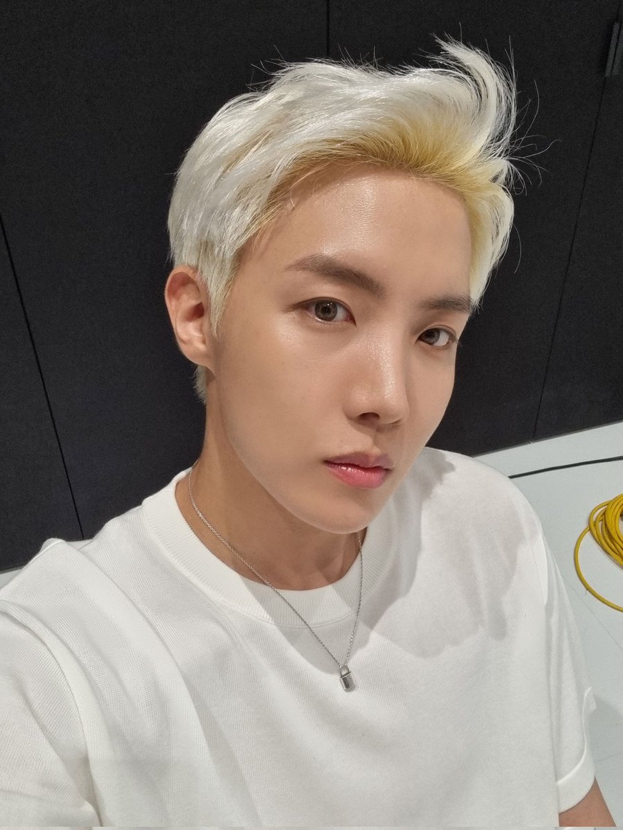 saseoks's tweet image. Os benefícios dos produtos Ivone! Parecem fotos do Hoseok na mesma era só que um antes e depois de pintar o cabelo. Como pode?