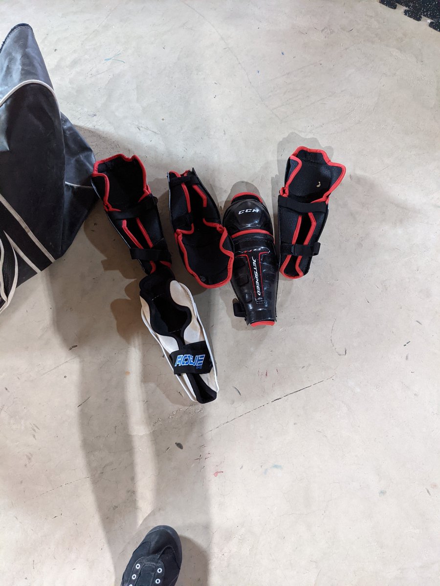 AKCombines2's tweet photo. 3) Little hockey player gear giveaway. Let me know if you need any. 577-7870. https://t.co/pzAwIISlhq