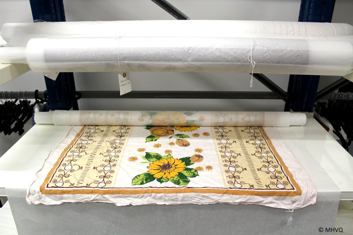 Ça roule aux réserves du #MHVQ en ce #jourdefermeture ! Les textiles trop fragiles pour être suspendus ou trop grands pour être stockés en tiroirs sont enroulés.😵‍💫😉 
#ConservationPréventive
#MuséedHistoiredelaVieQuotidienne #PetitCaux