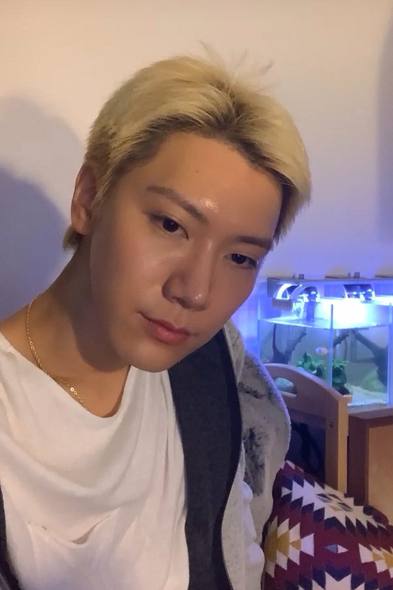 ً (@tenlooks) on Twitter photo 