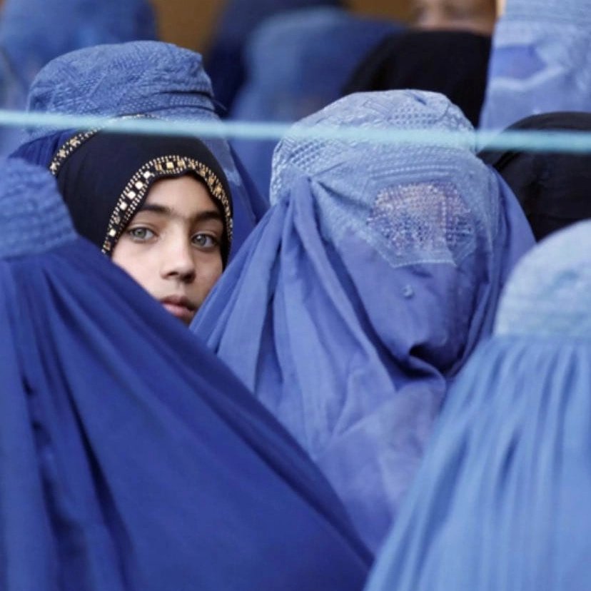 ClaMarchisio8's tweet image. Donne senza un nome lasciate in balia della loro disperazione. 
Persone abbandonate da un occidente che sa solo riempirsi la bocca con parole come &quot;libertà&quot; e “fratellanza”.
Non voglio essere nella parte giusta del mondo: Voglio essere in un mondo giusto.
#Afghanistan