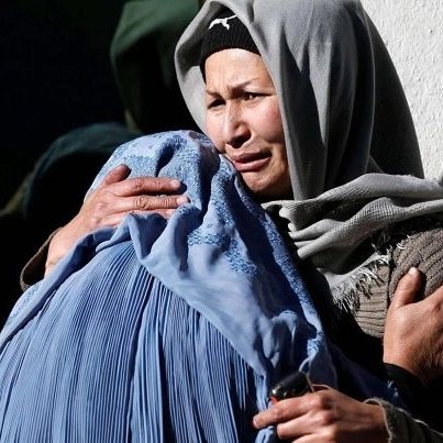 ClaMarchisio8's tweet image. Donne senza un nome lasciate in balia della loro disperazione. 
Persone abbandonate da un occidente che sa solo riempirsi la bocca con parole come &quot;libertà&quot; e “fratellanza”.
Non voglio essere nella parte giusta del mondo: Voglio essere in un mondo giusto.
#Afghanistan