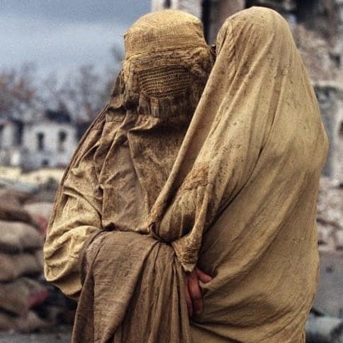 ClaMarchisio8's tweet image. Donne senza un nome lasciate in balia della loro disperazione. 
Persone abbandonate da un occidente che sa solo riempirsi la bocca con parole come &quot;libertà&quot; e “fratellanza”.
Non voglio essere nella parte giusta del mondo: Voglio essere in un mondo giusto.
#Afghanistan