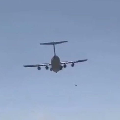 ClaMarchisio8's tweet image. Donne senza un nome lasciate in balia della loro disperazione. 
Persone abbandonate da un occidente che sa solo riempirsi la bocca con parole come &quot;libertà&quot; e “fratellanza”.
Non voglio essere nella parte giusta del mondo: Voglio essere in un mondo giusto.
#Afghanistan