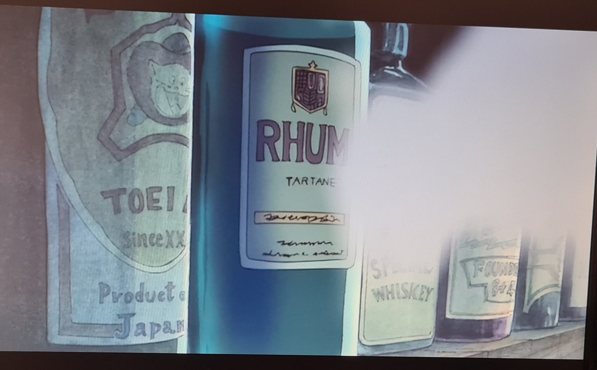 CADEOSABO's tweet image. a garrafa com o símbolo da Toei no bar de Loguetown kkkkkk