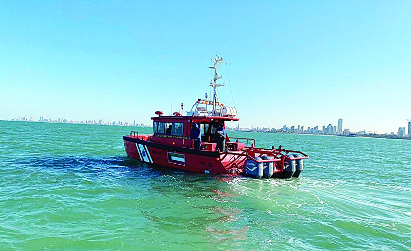 kuwaittimesnews's tweet photo. Firemen rescue fisherman off Ouha Island https://t.co/8y1XfDiLax via @kuwaittimesnews
#Firemen #rescue #fisherman #OuhaIsland #KuwaitFireforce #FailakaIsland https://t.co/bjcbSonwqS