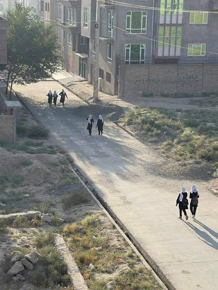 historiente's tweet photo. 🇦🇫 - Día 1 en el retorno del régimen talibán a Afganistán y estas jóvenes valientes decidieron ir a la escuela. Los talibanes prohíben la educación a las mujeres. #AfghanWomen #Afghanistan #Afganistan #kabul https://t.co/05iYf01OD5