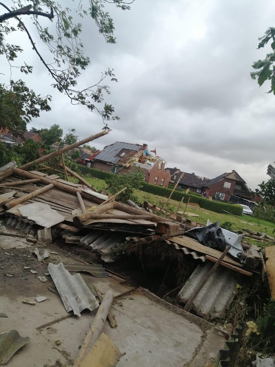 StormchasingD's tweet image. Big #Tornado hit Großheide, #Germany just 1 hour ago. Extent of #damage unknown. Yesterday a big and one of the most impressive tornadic #waterspouts was seen on the baltic sea near the #german coast.
@ReedTimmerAccu
@DopplerJess