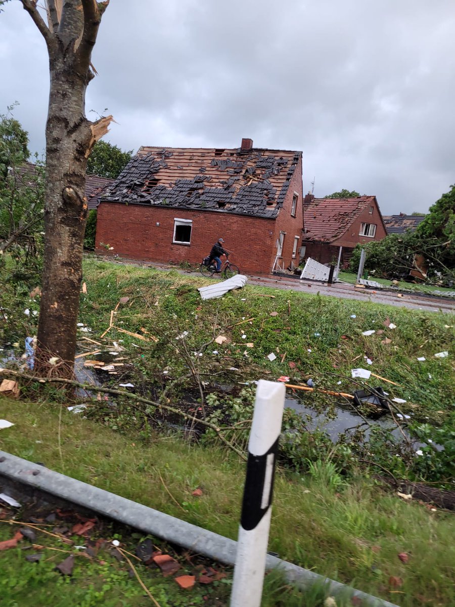 StormchasingD's tweet image. Big #Tornado hit Großheide, #Germany just 1 hour ago. Extent of #damage unknown. Yesterday a big and one of the most impressive tornadic #waterspouts was seen on the baltic sea near the #german coast.
@ReedTimmerAccu
@DopplerJess