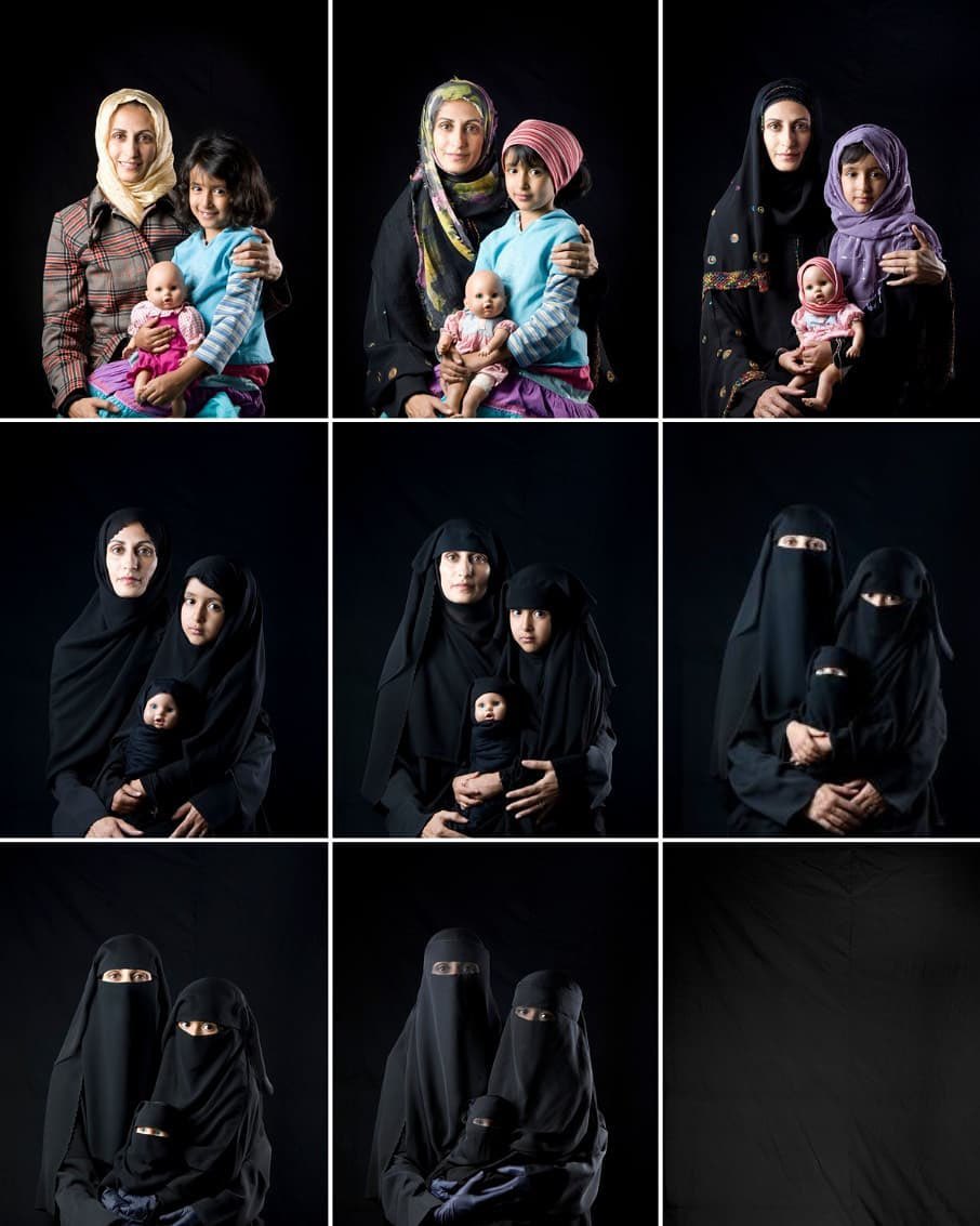 rosamsoto's tweet photo. La foto 'Mother, Daughter, Doll', de la serie 'The Hijab Series', de la fotógrafa yemení Boushra Almutawakel, muestra la desaparición de las mujeres en contextos donde se impone el fanatismo religioso. Es de 2010, pero cobra más actualidad que nunca hoy sobre todo en #Afganistan https://t.co/hdkne8hejH