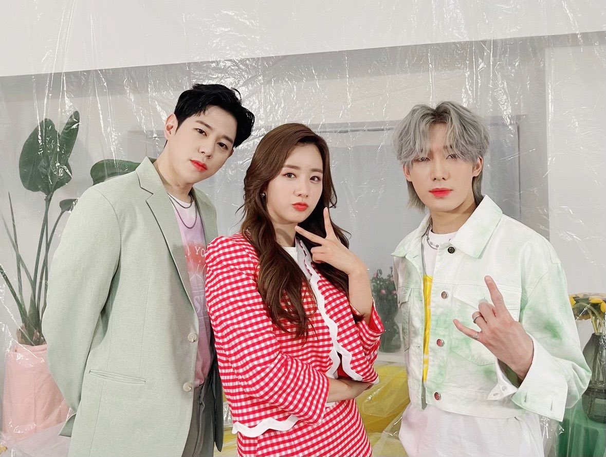 [INFO] Foi liberada a música "Vaccine", colaboração do Taewoon e I-One, com participação da Bomi.  
 
📎 youtu.be/X6czSbumNGI

#Apink #Bomi #에이핑크 #윤보미 <a href="/Apink_2011/">Apink(에이핑크)</a>