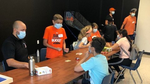 Cd_Anjou's tweet photo. Journée d'intégration 2021-2022
Aujourd'hui, les élèves de 1re secondaire ont brisé la glace avec leur école secondaire et leurs amis(es) en participant aux activités organisées au Collège avec la collaboration de l'équipe des services aux élèves et Méga Animation. Bravo à tous! https://t.co/Ze6I4GLFNW
