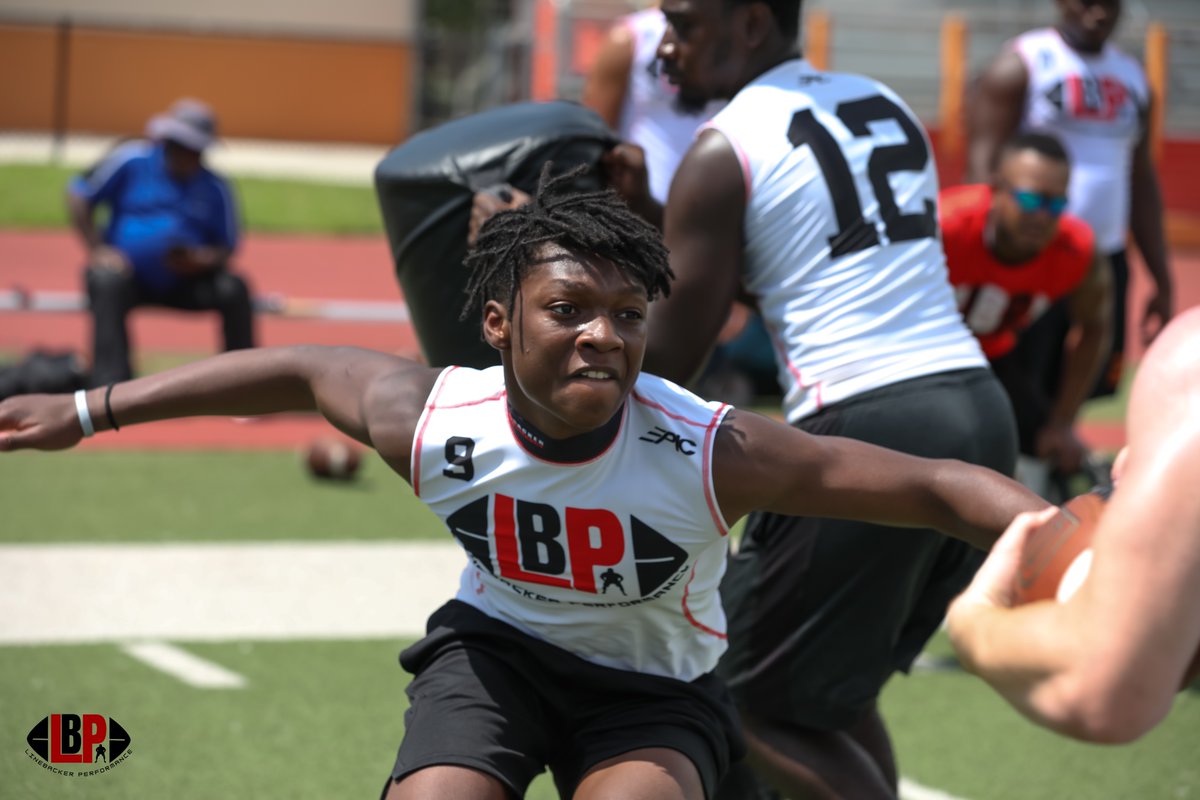 _CoachHodge's tweet image. C/O 2025 LB @Ty__Jackson has intangibles that cannot be coached. His attention to detail, drive, and versatility earned him Underclassmen Co-MVP honors of our Ft. Lauderdale #LBretreat2021 #LinebackerPerformance