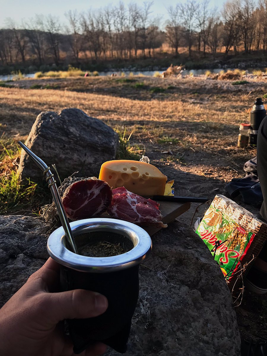 Aveces; algo rico, unos mates y buena compañía en un lugar lindo, es todo lo que hace falta