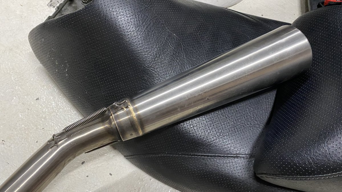 kazupit11's tweet photo. GIVIのサイドケースとそのステーと
ダンモトのフルエキ誰かいりませんか?
どっちもGSR用です
GSR250SもFも付けれます
GSR乗りリツイートよろしくぅ
#GSR250
#GIVI
#danmoto https://t.co/auwSfzJcnX