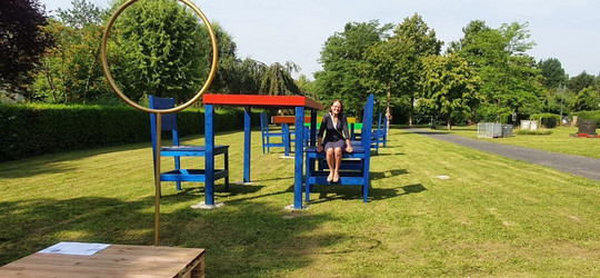 Es war das Foto-Motiv des <a href="/oekumenischerkt/">Ökumenischer Kirchentag</a> in Frankfurt: die Kunstinstallation „EIN TISCH“ an der Hauptwache. Nun hat der ursprünglich blaue Tisch ein neues Zuhause gefunden: auf dem Gelände des Alten Friedhofs in Oberursel-Oberstedten. bit.ly/3CR8DVq