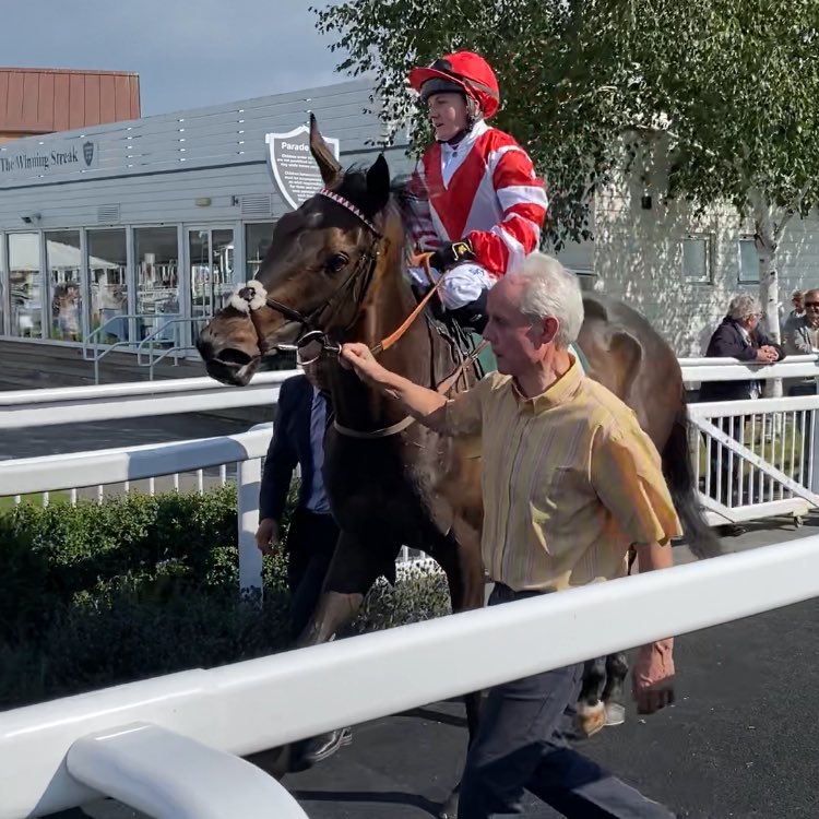 NADEIN wins the <a href="/MillbryHill/">Millbry Hill Country Store</a> Novice Stakes under <a href="/HollieDoyle1/">Hollie Doyle</a> for @RogerCharlton and owner Mohammed Janet - congratulations! 🥇