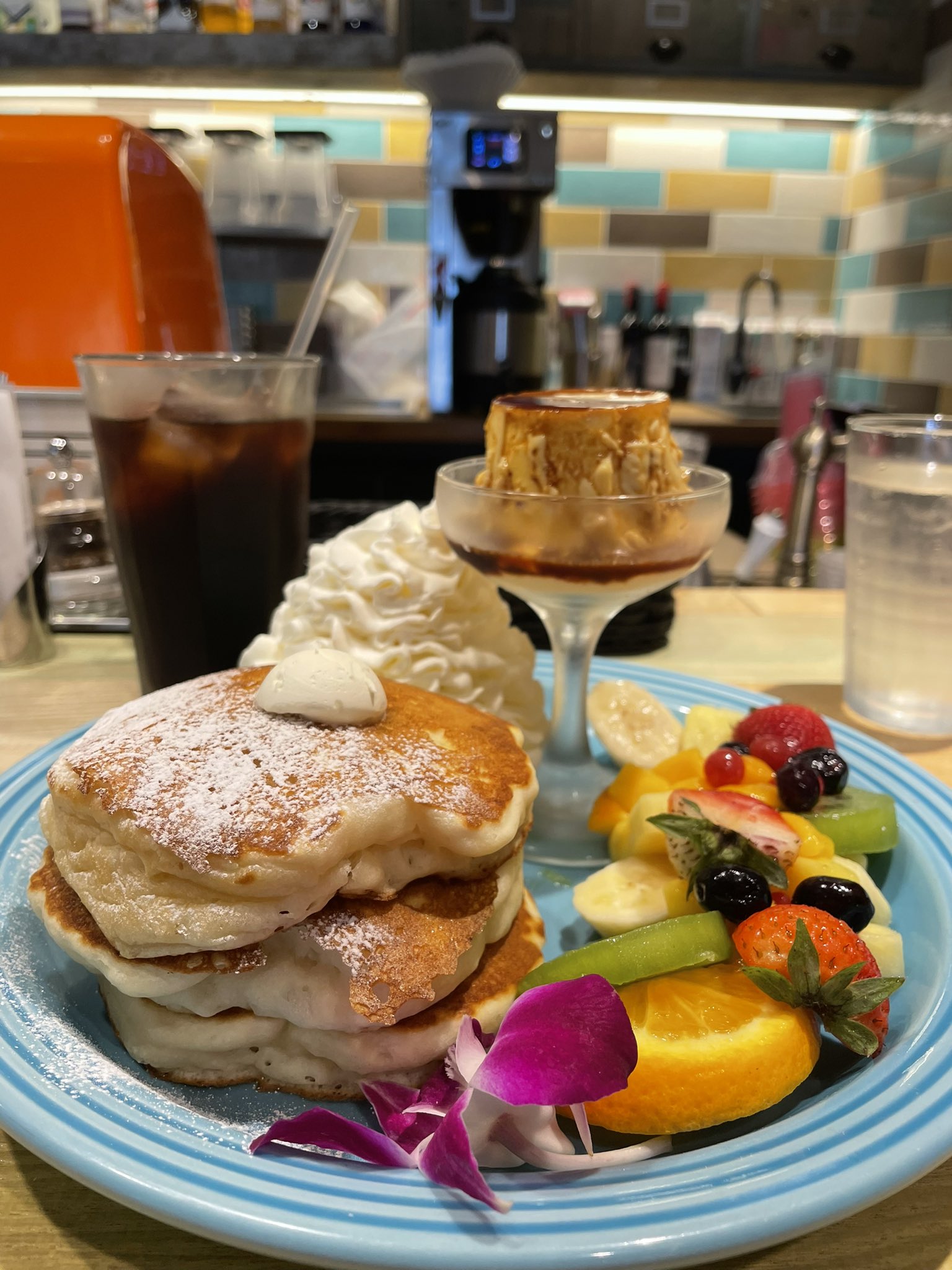 Toshi Pancakes パンケーキ スイーツ コナズ珈琲 プリンアラモアナパンケーキ 3段のハワイアンパンケーキに ホイップクリームとフレッシュなフルーツがたっぷりとトッピング このプリンもヤバい 生地の程よい塩味と甘みとのバランスも良く