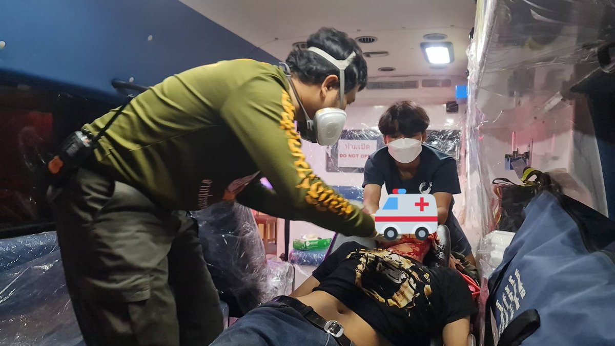 ncwtd18's tweet image. Live broadcast journalists reported that 2 people under 20 were shot by live bullets, one in the neck and one in the head at the Din Daeng police station, in critical condition.
#ม็อบ16สิงหา 
#WhatsHappeningInThailand