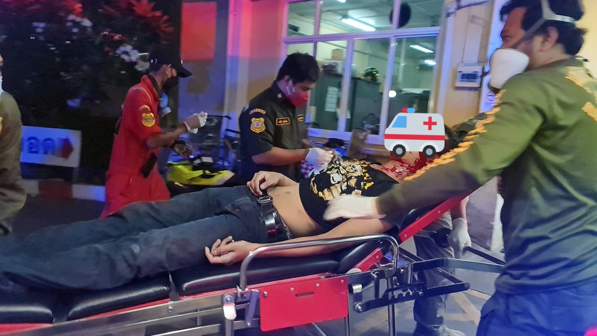 ncwtd18's tweet image. Live broadcast journalists reported that 2 people under 20 were shot by live bullets, one in the neck and one in the head at the Din Daeng police station, in critical condition.
#ม็อบ16สิงหา 
#WhatsHappeningInThailand