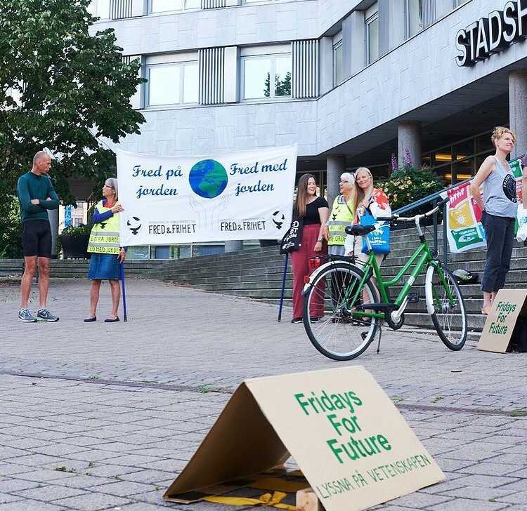 nuclearban's tweet image. Things we love to see 🤩

@ikff_sverige  campaigners are currently cycling across various Scanian 🇸🇪 municipalities to raise awareness on #disarmament, #peace and #climate; and urge local politicians to sign the ICAN Cities Appeal! 👏

#MotivationalMonday  #nuclearban