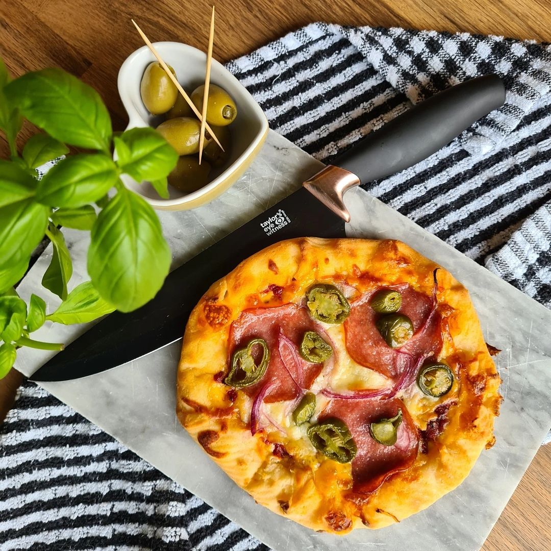 Home-made pizza that delivers on flavour but saves on calories? We’re impressed! 🍕

Created using a Circulon bake tray with non-stick technology that ensures the base won’t stick. 

📸 count.those.cals.baby