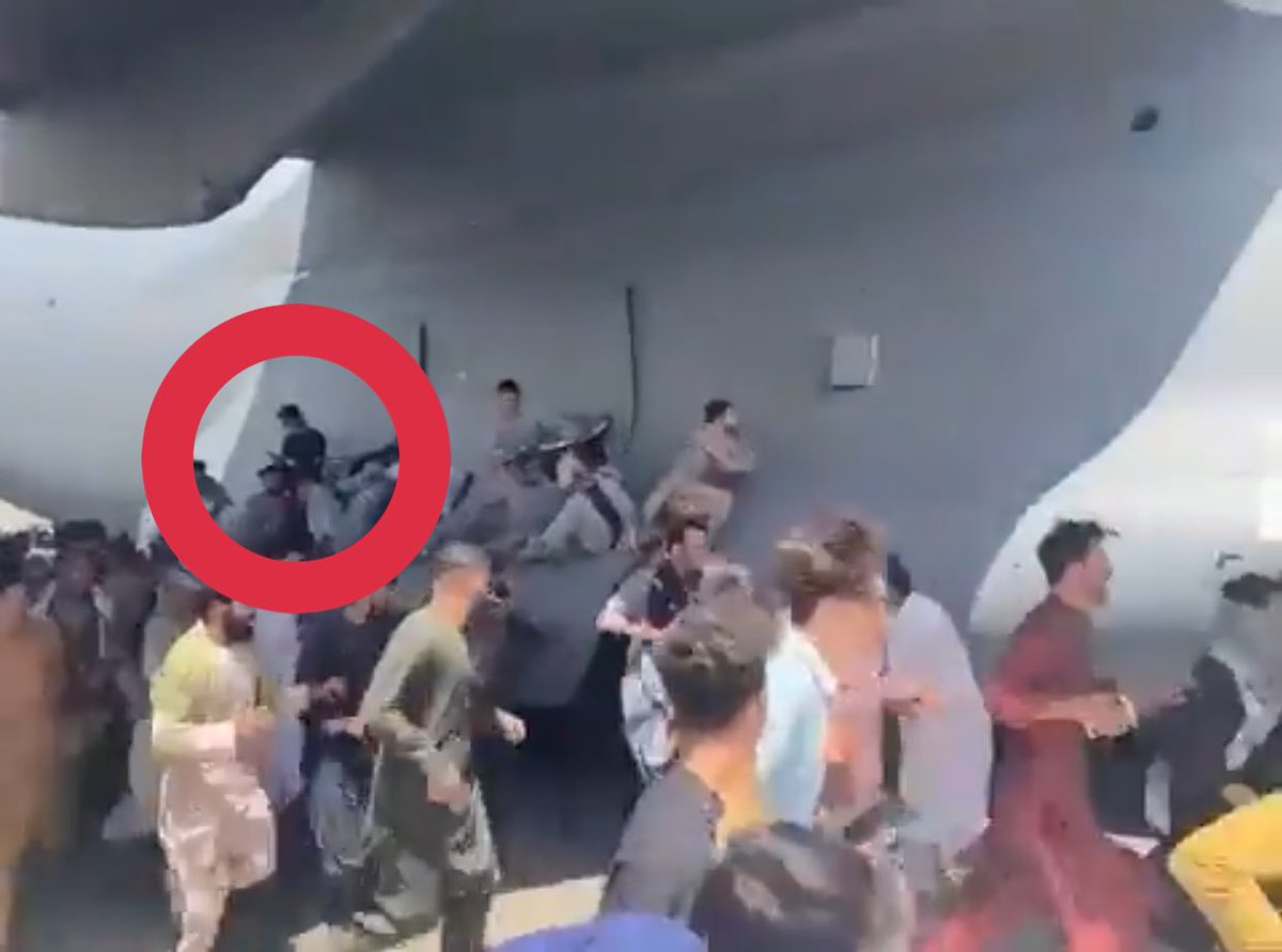 Афганцы цепляются за самолет. Афганистан самолет люди падают. Кабул афганистан самолет шасси. Афганистан самолет люди. Афганистан бегство на самолете.