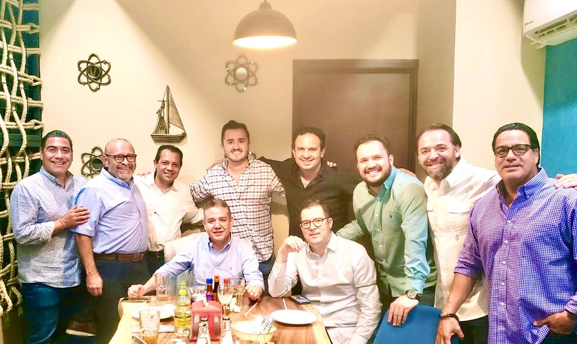 LorenzoGrijalva's tweet photo. Con grandes amigos en mis 54 y más 🥂🎂 .... https://t.co/Fv8lDdkn3h