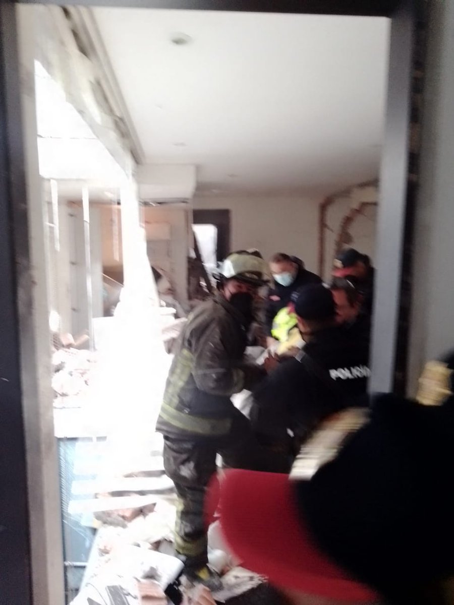 CambioPagina's tweet photo. #URGENTE Se reporta fuerte explosión por acumulación de gas en un edificio de departamentos en #Coyoacan #CDMX 👇🏽🚑 https://t.co/tU2pjR1ZoV