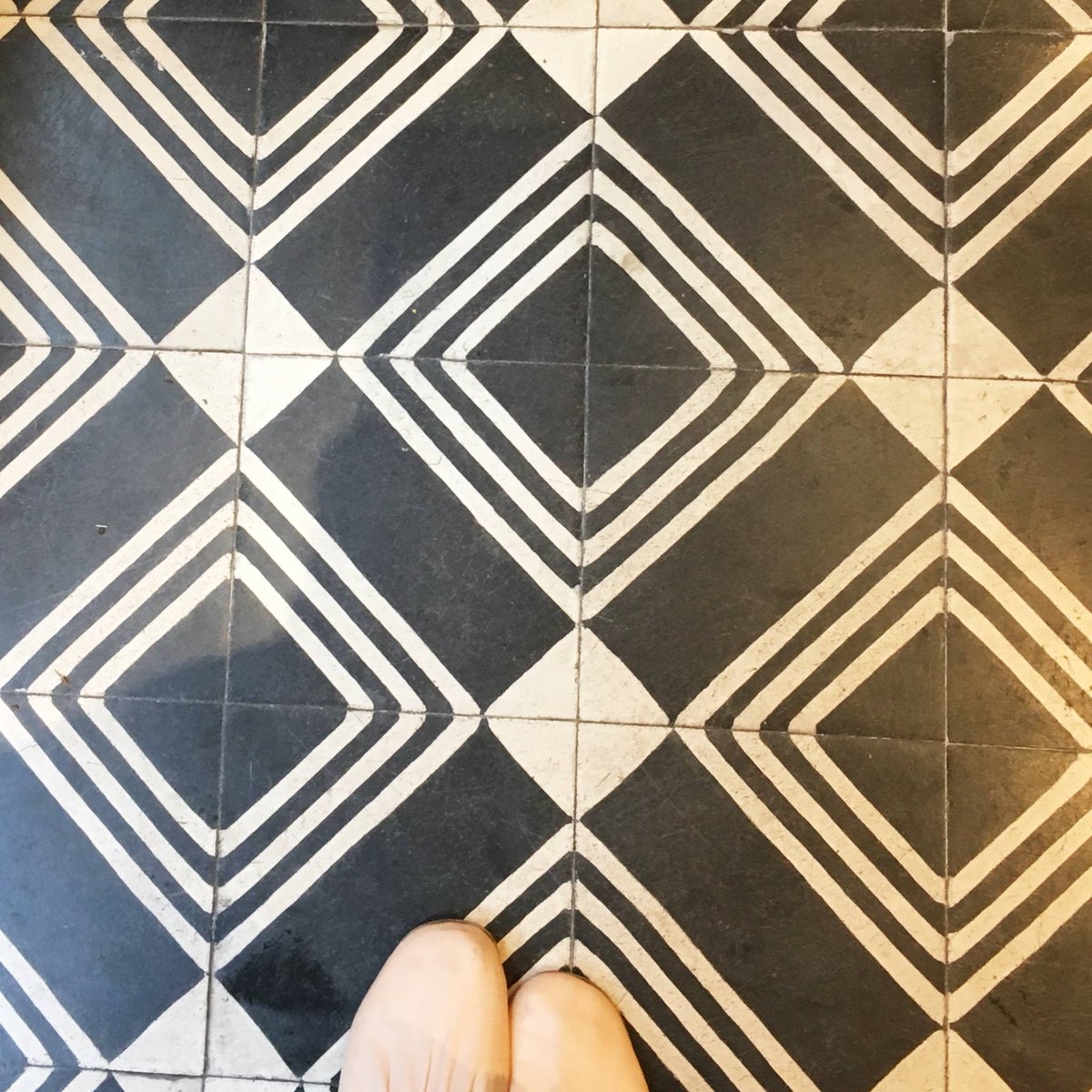 Love pattern floors. . . . . . #selffeet #flooring #floortiles #mosaic #torontodesigner #interiordesignersofcanada #lovedesign #interiordesign #designanddecoration #stylish #inspired #homerenovationideas #canadiandesigner #designideas #dreamhomeideas #inspiration