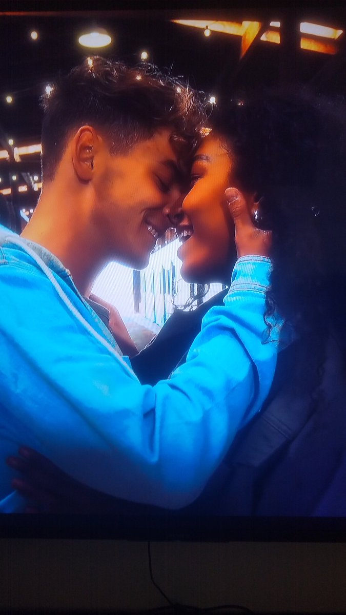 anabeatriz91165's tweet photo. Alguem me socorre pq eu nao to crendoooooooooooo gente as fics tao vindooooooooooooo
#NowUnitedLoveLoveLove #ahhhhhhhh
#beauany #noart #sabiley #help #imnotbelieveinthis #foryoupage #nowunited https://t.co/CA2V0vKiYj
