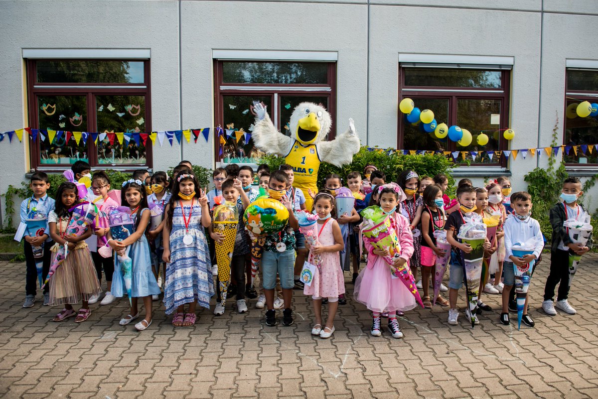 albaberlin's tweet photo. 👩‍🏫🏫 An der Albert-Gutzmann-Schule im Wedding starten wir in unser zweites Schuljahr als Freier Träger für das Ganztagsprogramm. Am Samstag bei der Einschulungsfeier für die 78 neuen Erstklässler:innen durfte da natürlich auch der Albatros nicht fehlen! 🍀

📸: Florian Ullbrich https://t.co/Z5gNFJYpTA