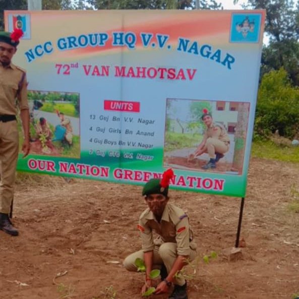 shamshe20667637's tweet photo. #Ek maisauke liye pH.6 Gujarat Ncc vriksha ropan abhiyan cdt zeba malek of #Guj Ncc Dte #13BN anand planting saplings at sunav to make our nation Green.
@DefencePRO_Guj, @HQ_DG_NCC, @CMOGuj
@GovernorofGuj, @NCC_Dte_Gujarat https://t.co/GGTSQdPmPY